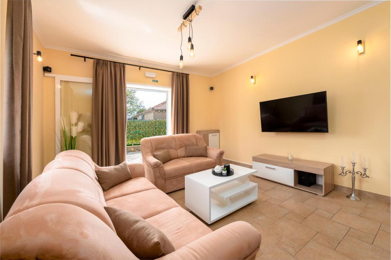 Vila Vergatum-Privacy,Gym,Billiards,Table Tennis Donji Brgat Екстериор снимка